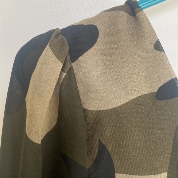 Studded chiffon camo top high low - Picture 6 of 6